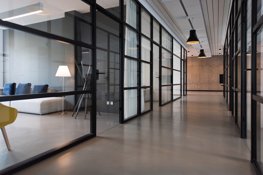Avora Agency — delovna miza in studio